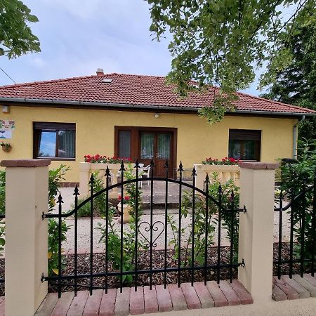 Appartamento Muskátlis Ház Balatonlelle Esterno foto