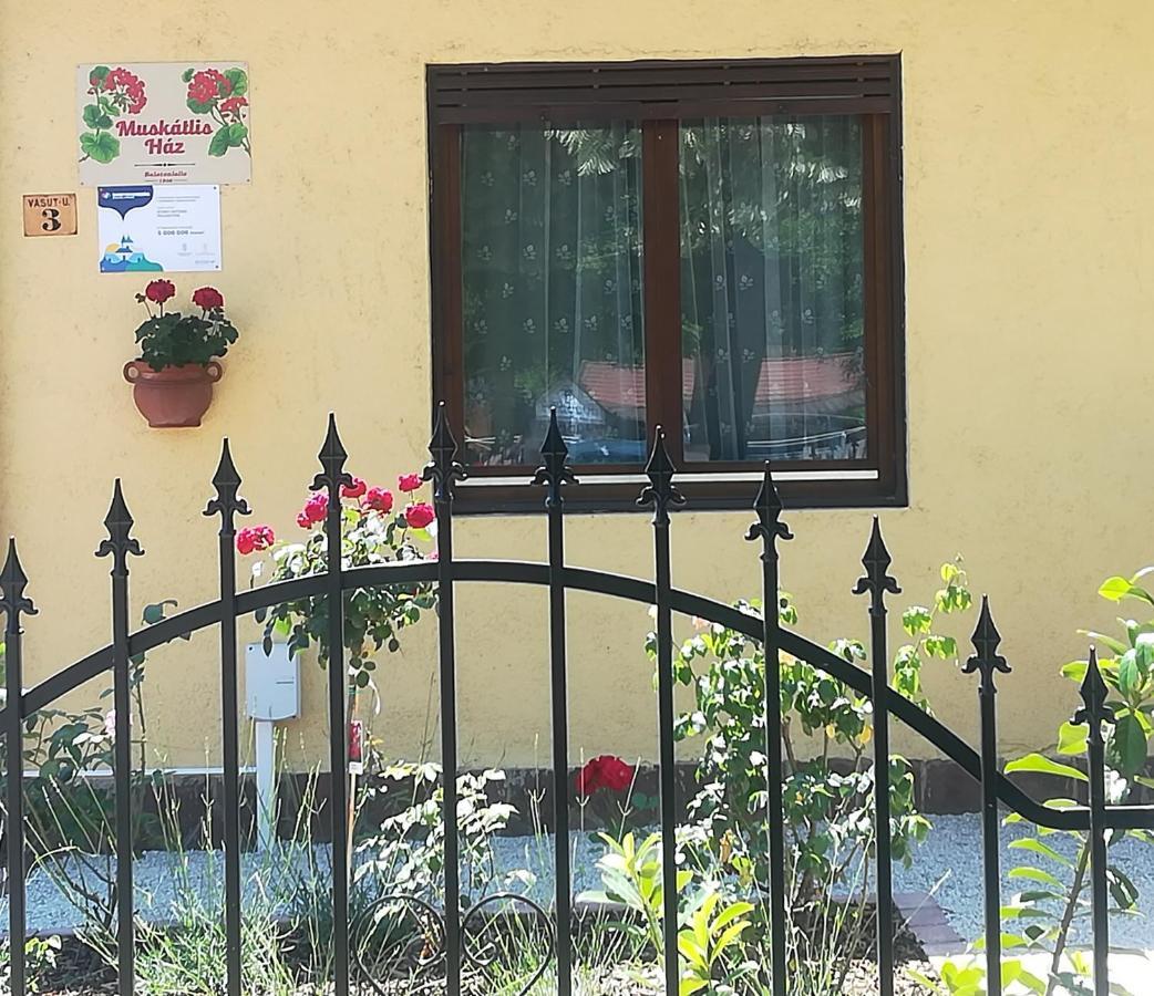 Appartamento Muskátlis Ház Balatonlelle Esterno foto